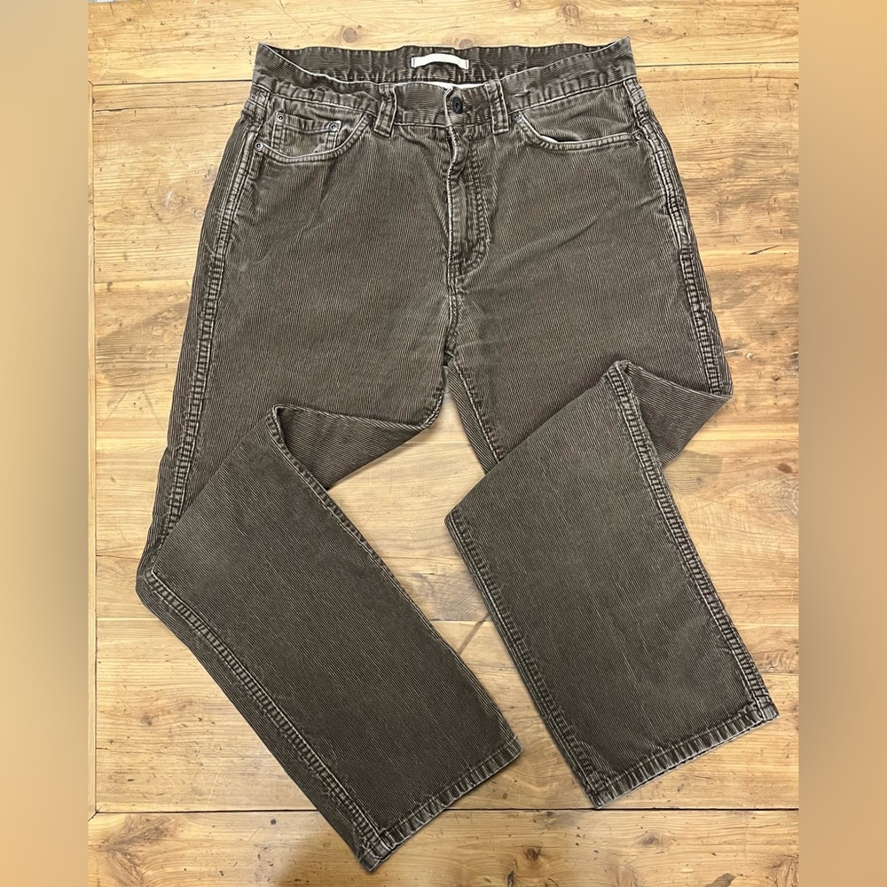 Awesome and classic brown men’s corduroy pants. Winter is coming!